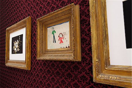 Gerahmte Kunstwerke auf gemusterten Galerie Wand Stockbilder - Premium RF Lizenzfrei, Bildnummer: 614-06044498