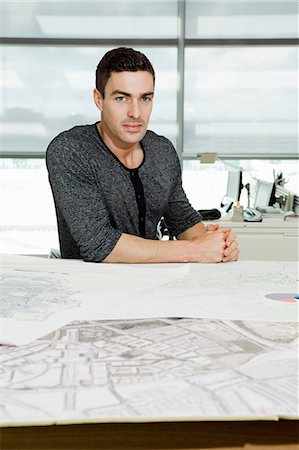 plan (dokument) - Porträt eines Architekten an Blaupausen im Büro arbeiten Stockbilder - Premium RF Lizenzfrei, Bildnummer: 614-06044567