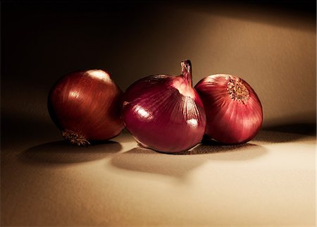 simsearch:614-06044754,k - Three red onions Fotografie stock - Premium Royalty-Free, Codice: 614-06044754