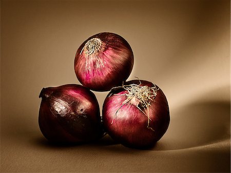 simsearch:614-06044754,k - Three red onions Fotografie stock - Premium Royalty-Free, Codice: 614-06044753