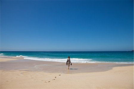 simsearch:614-08119729,k - Woman alone on a beach, walking toward the sea Foto de stock - Royalty Free Premium, Número: 614-06043522