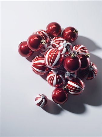 simsearch:614-06813495,k - Baubles, studio shot Stock Photo - Premium Royalty-Free, Code: 614-06043582