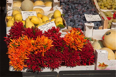 simsearch:614-05650791,k - Chilli peppers for sale in rialto market, venice, italy Stock Photo - Premium Royalty-Free, Code: 614-06043668