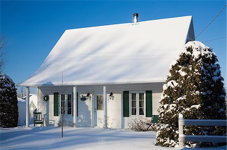 Extérieur de la maison dans la neige Photographie de stock - Premium Libres de Droits, Code: 614-06043721