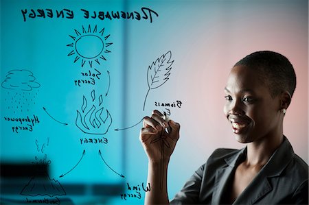 solución - Young woman drawing diagram on window Foto de stock - Sin royalties Premium, Código: 614-06043813