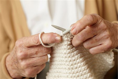 persona mayor (hombre y mujer) - Senior woman knitting, close up Foto de stock - Sin royalties Premium, Código: 614-06043837