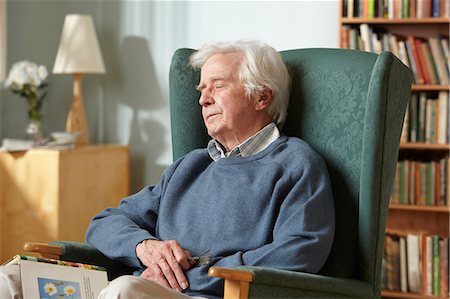 Senior homme endormi dans le fauteuil Photographie de stock - Premium Libres de Droits, Code: 614-06043867