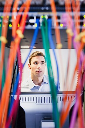 réseau informatique - Jeune homme dans la salle des serveurs Photographie de stock - Premium Libres de Droits, Code: 614-06043928