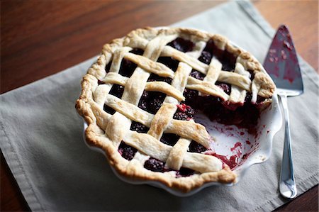 pastel (couleur) - Blackberry pie with missing slice Foto de stock - Sin royalties Premium, Código: 614-06043978