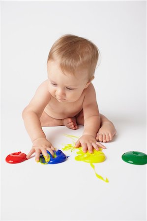 Bébé de mettre les mains dans les peintures au doigt Photographie de stock - Premium Libres de Droits, Code: 614-06043994