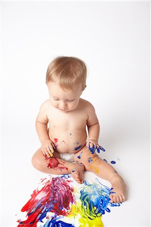 Baby looking at messy paint Foto de stock - Sin royalties Premium, Código: 614-06043995