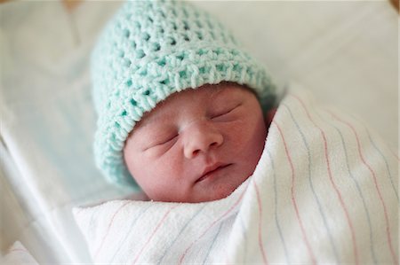recién nacido - Newborn baby boy, asleep Foto de stock - Sin royalties Premium, Código: 614-06043991