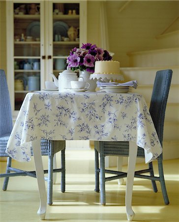 Rustic style table with tea and cake Foto de stock - Sin royalties Premium, Código: 614-06116085