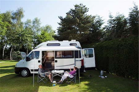 Couple eating breakfast outside campervan Foto de stock - Royalty Free Premium, Número: 614-06116110