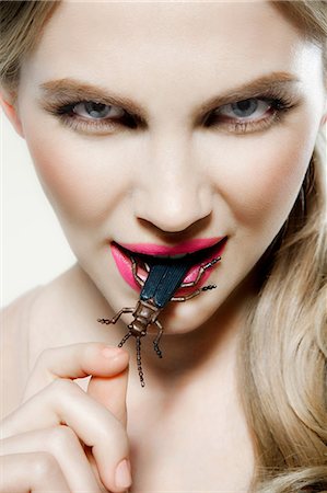 fétiche - Young woman biting plastic beetle Foto de stock - Sin royalties Premium, Código: 614-06116222
