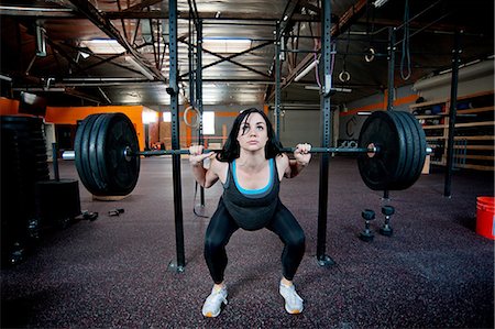 flexión de piernas (deportes) - Pregnant young woman weight lifting with barbell Foto de stock - Sin royalties Premium, Código: 614-06116368