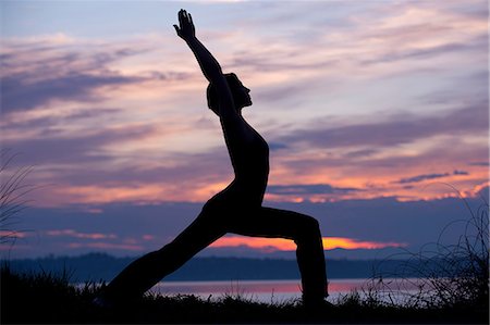 simsearch:614-06116397,k - Silhouette de femme en posture d'yoga guerrier au coucher du soleil Photographie de stock - Premium Libres de Droits, Code: 614-06116383