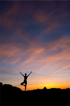 parc national joshua tree - Jeune femme faisant du yoga dans le désert, silhouette Photographie de stock - Premium Libres de Droits, Code: 614-06116391