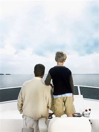 family on yacht - Père et fils sur bateau Photographie de stock - Premium Libres de Droits, Code: 614-06116408