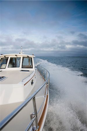 Bateau à moteur en mer Photographie de stock - Premium Libres de Droits, Code: 614-06116411