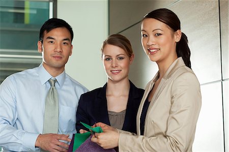 Multi racial businesspeople with colour swatches, portrait Foto de stock - Sin royalties Premium, Código: 614-06116535