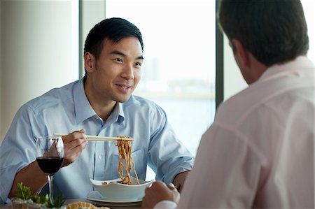 Businessman eating noodles Foto de stock - Sin royalties Premium, Código: 614-06116542