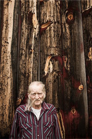 people textures - Senior man outside barn, portrait Foto de stock - Sin royalties Premium, Código: 614-06168593