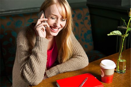 Woman on phone call laughing Foto de stock - Sin royalties Premium, Código: 614-06168755