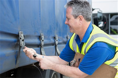 Man fastening truck straps Foto de stock - Sin royalties Premium, Código: 614-06168836