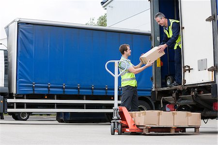 forklift truck - Two men unloading cardboard boxes from truck Foto de stock - Sin royalties Premium, Código: 614-06168853