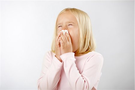 Girl with cold blowing nose Foto de stock - Sin royalties Premium, Código: 614-06168869