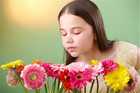 Girl sniffing flowers Foto de stock - Sin royalties Premium, Código: 614-06168921