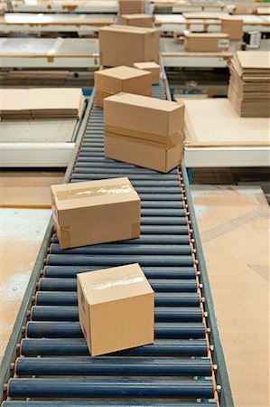 paquete - Cardboard boxes on conveyor belt Foto de stock - Sin royalties Premium, Código: 614-06169107