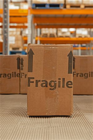 Cardboard box with the word fragile printed on it Foto de stock - Sin royalties Premium, Código: 614-06169109