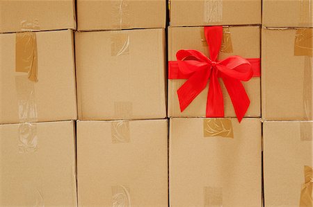 simsearch:614-06813495,k - Cardboard box with red bow Stock Photo - Premium Royalty-Free, Code: 614-06169114