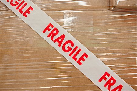 package nobody - Cardboard box with parcel tape saying fragile Foto de stock - Sin royalties Premium, Código: 614-06169113