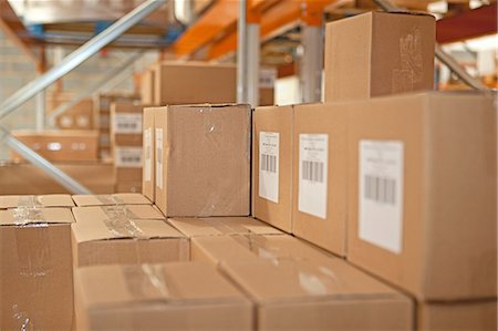 pappkarton - Cardboard boxes in warehouse Foto de stock - Sin royalties Premium, Código: 614-06169136