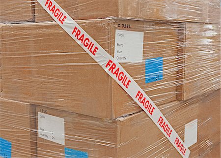 plastique - Cardboard boxes packaged with tape Foto de stock - Sin royalties Premium, Código: 614-06169139