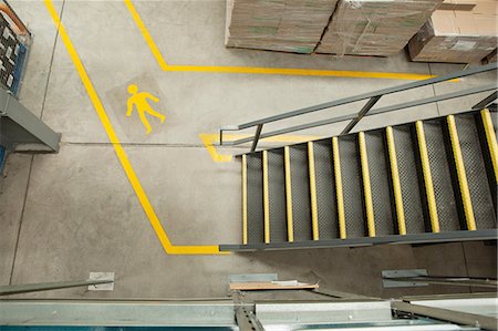 pisando - Steps and yellow lines in warehouse, elevated view Foto de stock - Sin royalties Premium, Código: 614-06169130