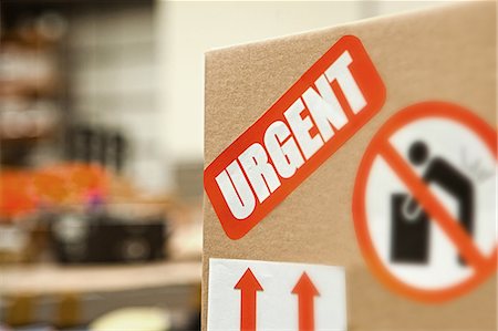 Cardboard box with warning stickers, close up Foto de stock - Sin royalties Premium, Código: 614-06169132