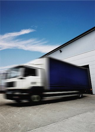 Truck leaving distribution warehouse Foto de stock - Sin royalties Premium, Código: 614-06169141