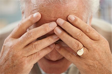 ringing - Senior homme avec la tête dans les mains, bouchent portrait Photographie de stock - Premium Libres de Droits, Code: 614-06169251