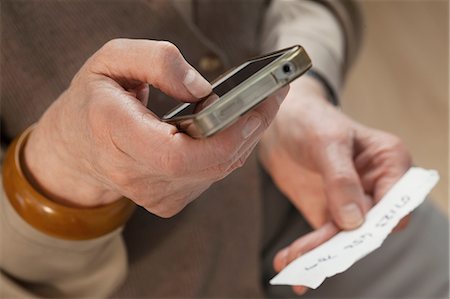 photographs of numbers - Senior woman using smartphone Foto de stock - Sin royalties Premium, Código: 614-06169265