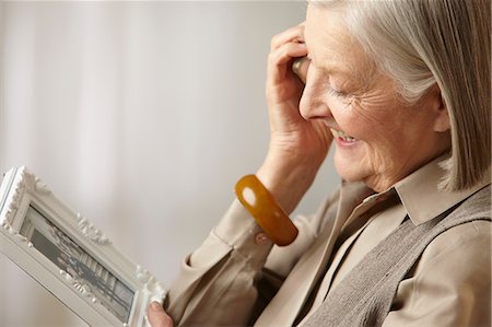 Senior Woman halten Bilderrahmen Stockbilder - Premium RF Lizenzfrei, Bildnummer: 614-06169266