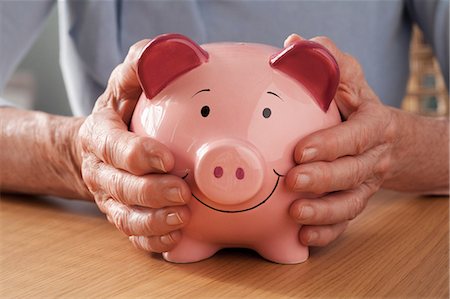 denaro contante - Senior woman holding piggy bank Fotografie stock - Premium Royalty-Free, Codice: 614-06169301