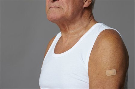 Senior man with plaster on arm Foto de stock - Royalty Free Premium, Número: 614-06169302