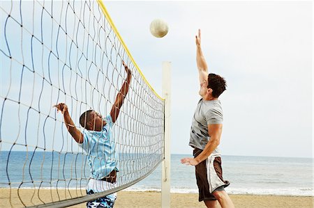 Two young men playing beach volleyball Fotografie stock - Premium Royalty-Free, Codice: 614-06169360