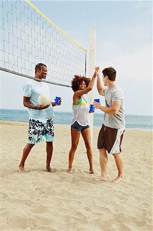 deportes de verano - Friends on beach with volleyball and net Foto de stock - Sin royalties Premium, Código: 614-06169361