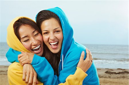 Deux jeunes femmes à hauts à capuchon sur la plage Photographie de stock - Premium Libres de Droits, Code: 614-06169371