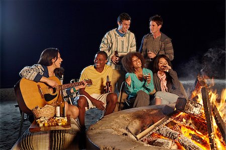 fuego - Friends having beach party at night Foto de stock - Sin royalties Premium, Código: 614-06169404
